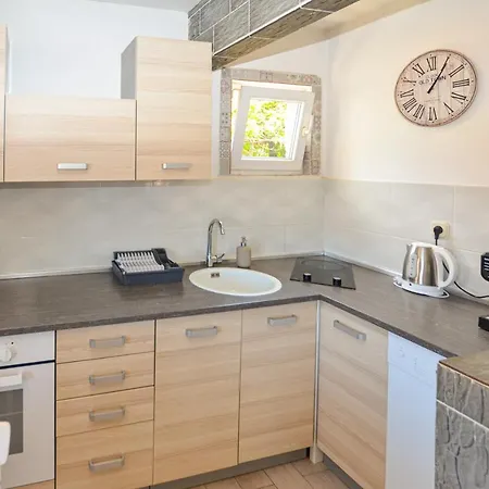 Iris Apartment *