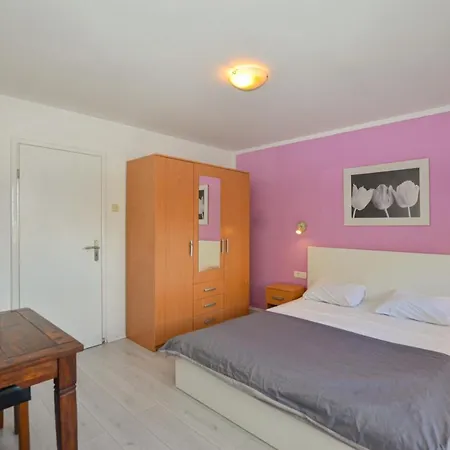 Iris Apartment *